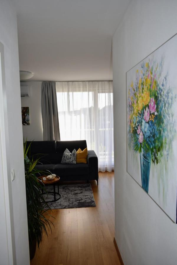 Spring Apartment *